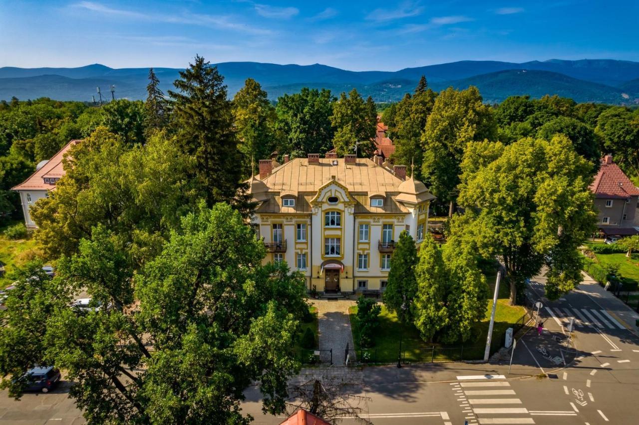 Hotel Bella イェレニャ・グーラ エクステリア 写真