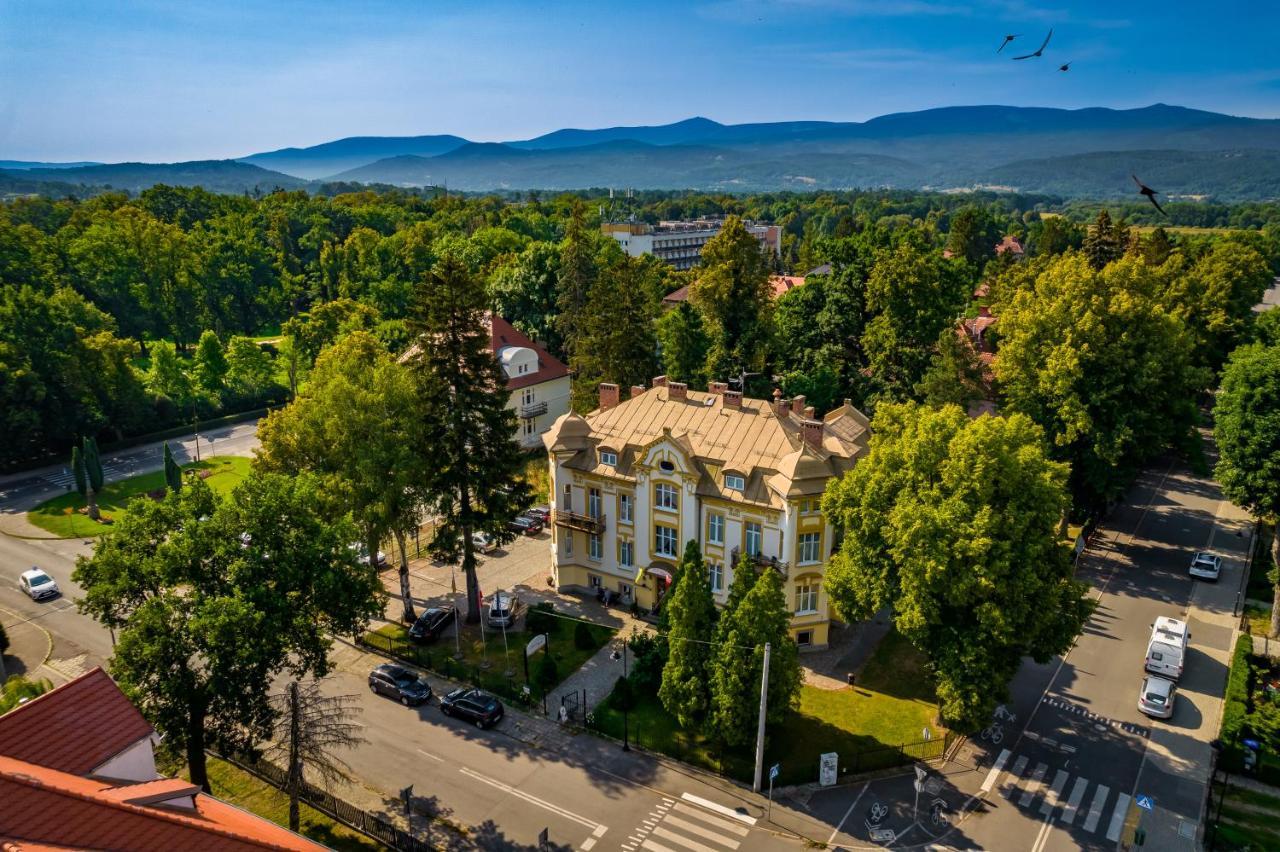 Hotel Bella イェレニャ・グーラ エクステリア 写真